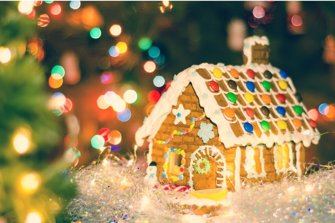 Drink and decorate gingerbread house classes